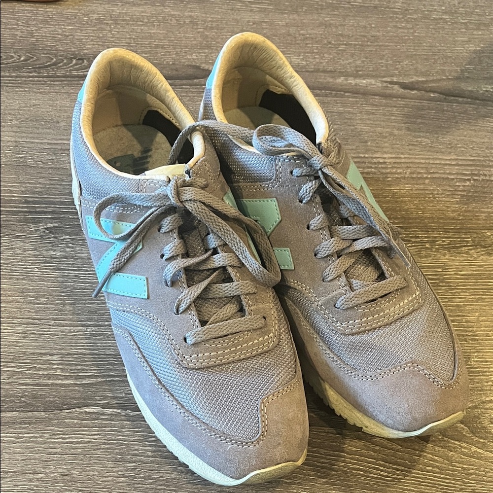 Women’s New Balance 620 Gray and Turquoise Sneaker | Size 8